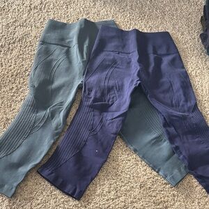 bundle of blue lululemon cropped seamless leggings